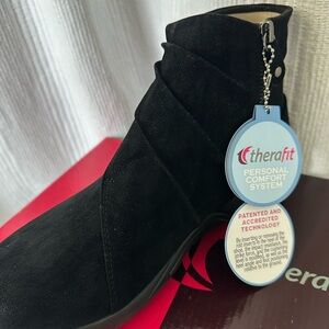 Therafit Eur 39 US 8.5-9 NEW in BOX 
Black Nadia